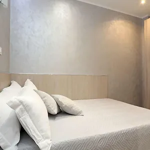 https://adorasuite-2.it-romehotels.com